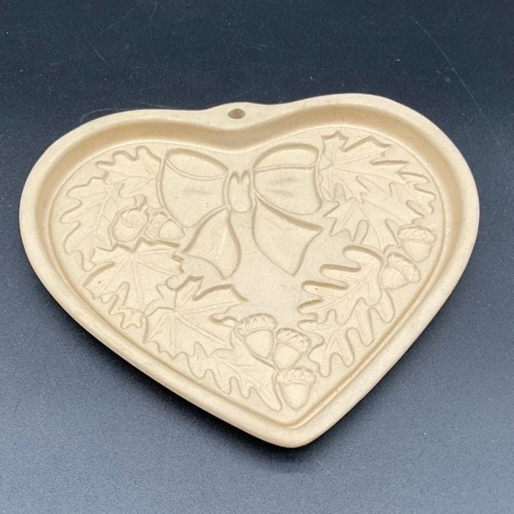 Pampered Chef Autumn Wreath Heart Cookie Mold Stoneware 2003 Seasons the Heart‎